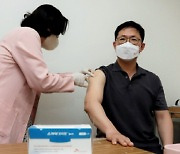 안재용 SK바사 사장, `스카이코비원`으로 백신 추가 접종