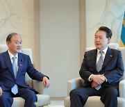 스가 전 日 총리 만난 尹 "한미일 협력, 전 세계 평화와 번영에 기여"