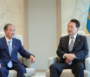 "한일관계 완전한 복원"…尹, 스가 전 日총리에 '국민체감' 강조