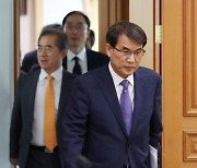 '아빠 찬스' 선관위 간부 수사의뢰… 경력채용 축소·폐지