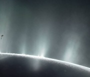 ‘토성의 물탱크’ 얼음위성에서 1만km 물기둥이 솟구친다