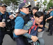 [속보] 경찰, 야간집회 '분향소 철거' 방해 민주노총 4명 체포