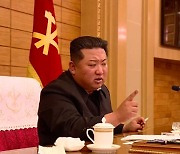 국정원 "김정은, 알코올·니코틴 의존에 심한 불면증... 정찰위성 발사 참관"
