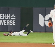 '신의 한 수'가 된 롯데의 황성빈↔안권수 수비 위치 변경, LG에 되돌려준 아픔