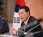 尹 "선거 위한 현금 복지 확대돼…정치 복지 유혹 흔들리지 말라"