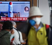 [속보] 군 "북한 우주발사체 공중폭발·추락 가능성 분석중"