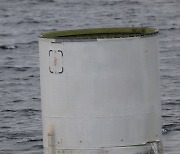 군, 北발사체 일부 해상에서 인양해 공개…원통형 로켓 연결부위