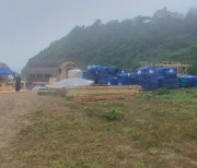 인천 사승봉도, 해안사구 훼손하는 촬영 세트장... 달랑게 서식지도 위협