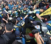 민주노총 도심 대규모 집회…분향소 강제 철거 과정에서 4명 연행