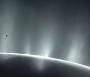 "생명체 증거일수도"…토성 위성서 1만km 수증기 기둥 포착