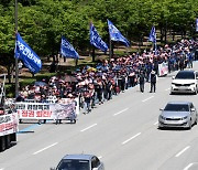 도심서 '정권 퇴진 투쟁' 행진하는 민주노총 광주