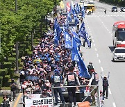 민주노총 광주, 도심서 '정권퇴진 투쟁' 행진