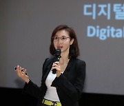 '미디어아트의 미래' 강연하는 노소영 관장
