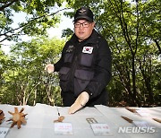 6.25전사자 유품 발굴 설명하는 오승래 국방부 유해발굴감식단 팀장