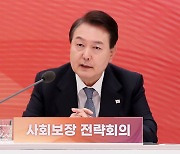 윤대통령 "포퓰리즘 기반 정치복지 유혹에 흔들리지 말아야"