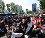 경찰 '농성 노조원 과잉진압' 논란···노사정 간담회도 무산