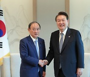 스가 전 日총리 만난 尹 "한미일 협력, 세계 평화·번영 기여"