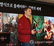 게임 설명하는 조 셜리 디아블로4 게임 디렉터