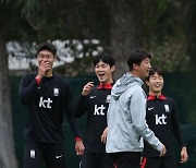 즐거운 분위기 속 훈련하는 U-20 대표팀 선수들