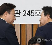 대화하는 조규홍 보건복지부 장관과 강기윤 제5정조위원장