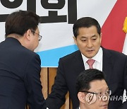 조규홍 보건복지부 장관과 인사하는 박대출 정책위의장