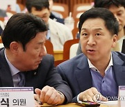 강대식 의원과 대화하는 김기현 대표