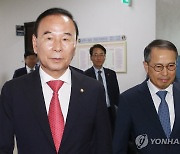 회의실 향하는 박덕흠 정보위원장과 김규현 국가정보원장