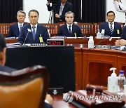 회의 시작 기다리는 김규현 국가정보원장