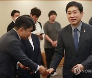 참석자와 악수하는 김주현 금융위원장