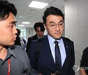 국회에 나온 김남국 의원