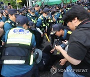 경찰, 양회동씨 분향소 강제철거로 민주노총과 충돌