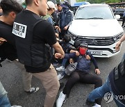 경찰, 양회동씨 분향소 강제철거로 민주노총과 충돌