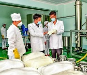 북한 "영양가 높은 젖가루 더 많이 생산해야"