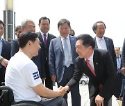 상이군경 체육회 선수들과 인사하는 김기현 대표