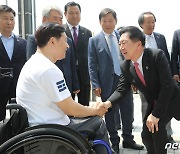 상이군경 체육회 선수들과 인사하는 김기현 대표