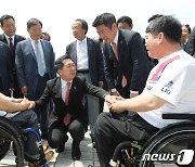 상이군경 체육회 선수들과 이야기 하는 김기현 대표