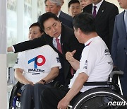 상이군경 체육회 선수들과 이야기 나누는 김기현 대표