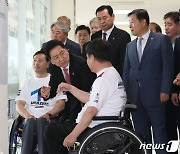 상이군경 체육회 선수들과 이야기 나누는 김기현 대표