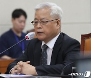 '5.18진상규명' 질의에 답변하는 송선태 위원장