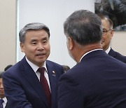 군사망사고진상규명 위원장과 인사 나누는 이종섭 장관