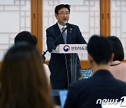 대통령 역사 전시 관련 소개하는 박보균 장관