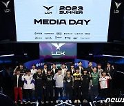 기념 촬영하는 LCK 서머리그 10개 구단 감독·선수들