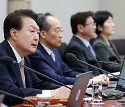 100일만에 수출회의 주재한 尹 "경제위기 극복, 첨단과학기술밖에 없다"(종합)