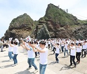 경기도의회 민주당 의원들 독도에서 '독도는 우리땅' 플래시몹