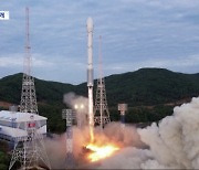 북한, 실패 하루 만에 발사 공개‥군 "모레쯤 로켓 2단 인양"
