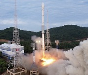 뭉툭한 상단 ‘가분수 로켓’…북 ‘위성 탑재’ 선전하듯 공개
