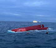 통영 갈도 인근 5톤 어선 전복…승선원 3명 구조