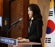 김건희 여사 "나라 지켜낸 영웅들 추모, 굳건한 미래 지키는 일"
