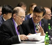 [머니S포토] 2023년 BOK 국제컨퍼런스, 대화 나누는 이창용 한은 총재