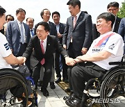 상이군경 체육회 선수들과 인사하는 김기현 대표